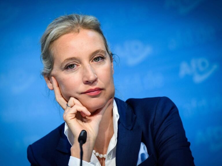 Was ist mit dem rechten Ohr von Alice Weidel